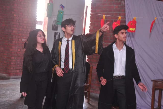 Cambridge School Gallery 12